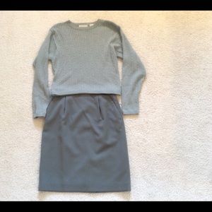 Liz Claiborne
Pure wool skirt and sweater set